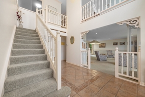 复式别墅白色家装内景楼梯设计图片